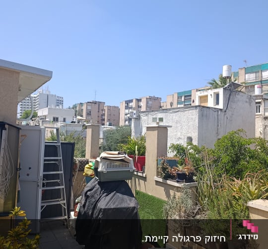מרפסת עם צמחים וכלי עבודה שונים